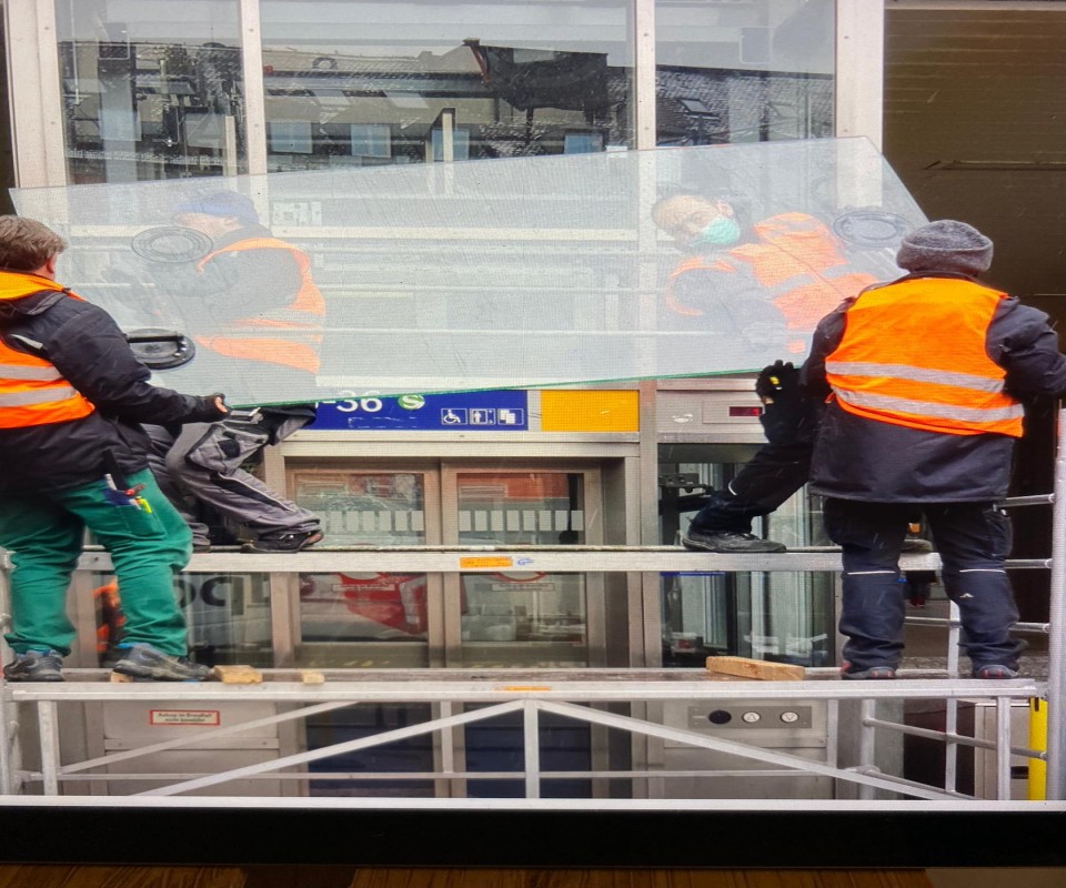 Zwei Monteure heben Glas auf Zuschnitt – Professioneller Glaszuschnitt München von Meitinger Glas