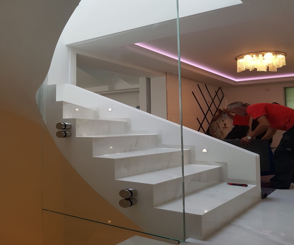 Montage von Glasgeländer an Treppe – Glas auf Zuschnitt von Meitinger Glaszuschnitt München