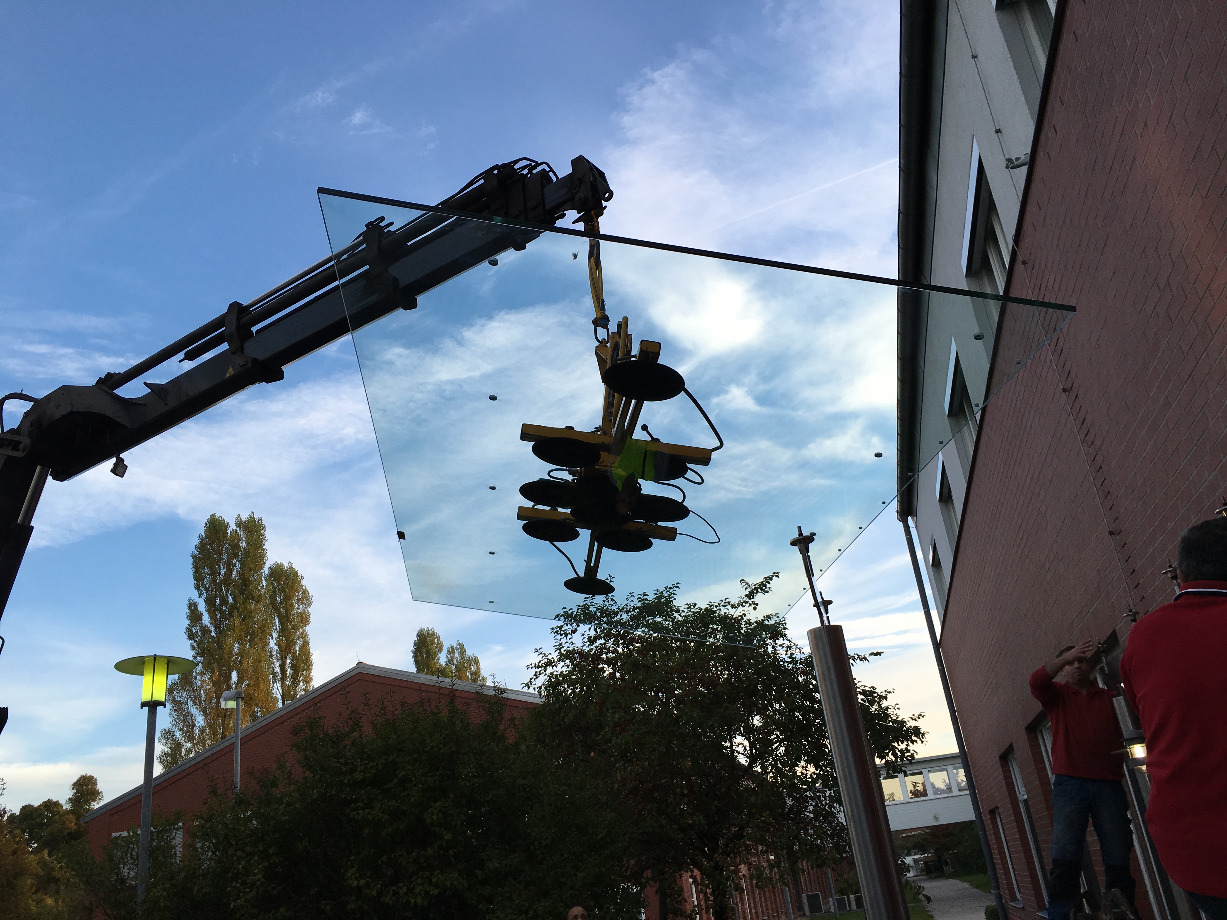 Glasmontage mit Kran – Großes Glas auf Zuschnitt von Meitinger Glaszuschnitt München im Einsatz