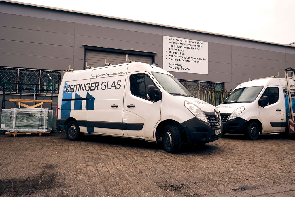 Lieferfahrzeug der Glaserei München – Meitinger Glas unterwegs zur Glas- und Spiegelmontage