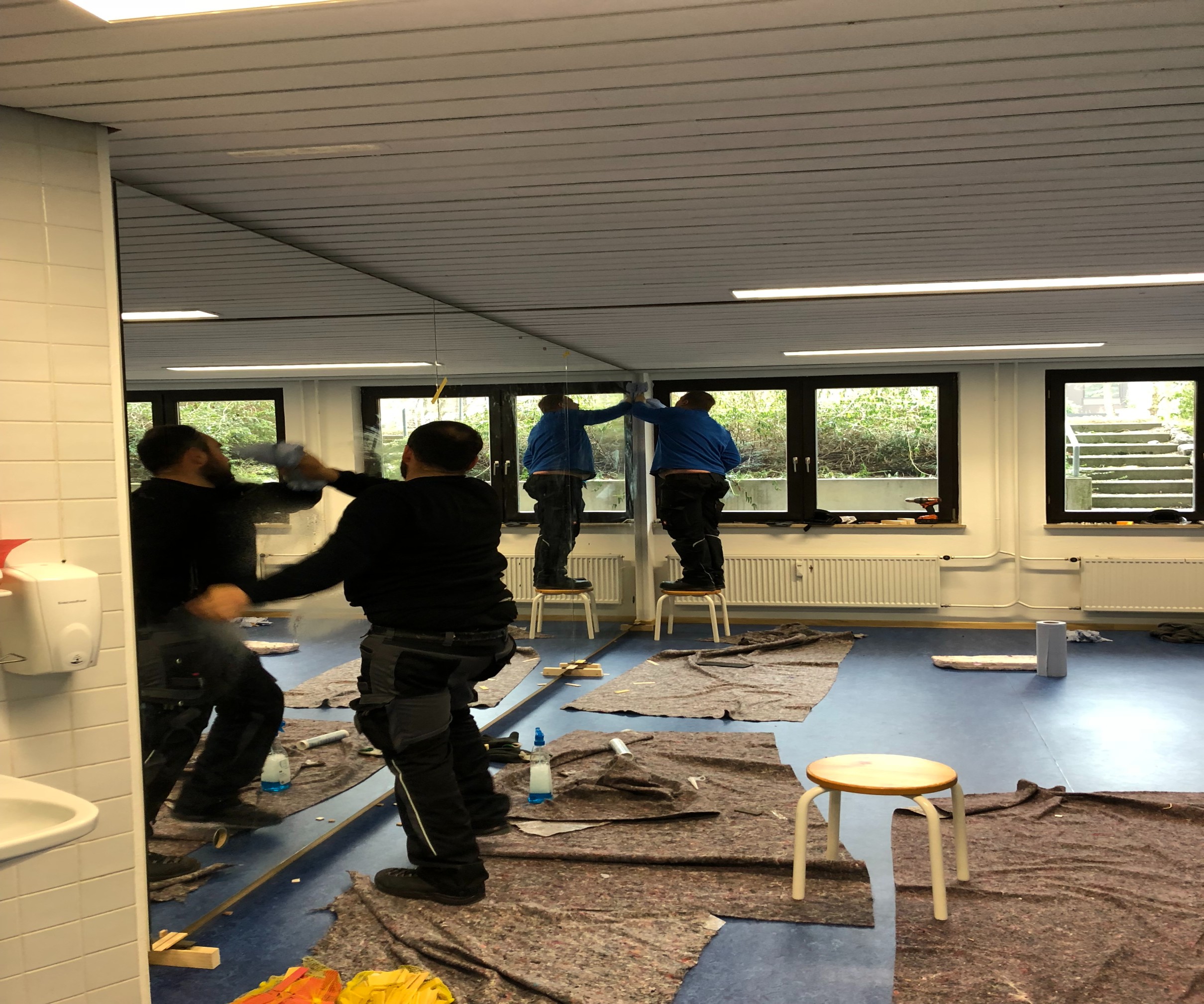 Montage von Spiegel nach Maß in Tanzstudio – Jetzt hochwertigen Spiegel kaufen bei Meitinger Glas